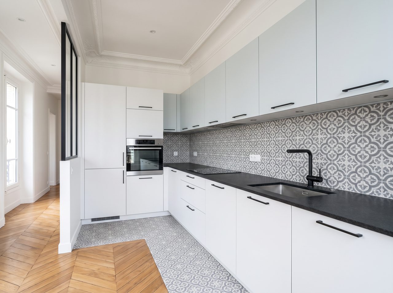 Exemple illustratif : rénovation de cuisine dans un logement parisien